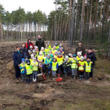 Przedszkolaki sadzą las
